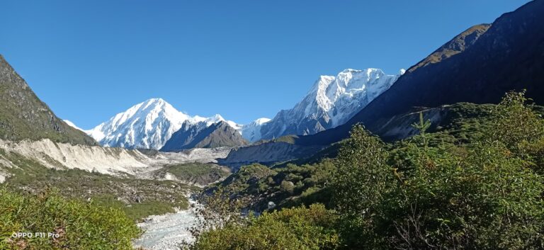 ネパールでは、古い村の暮らしと壮大なヒマラヤの景色が自然に溶け合っています。