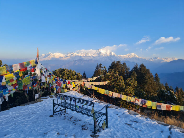 雪、山頂、そして祈祷旗――プーンヒル・トレッキング。